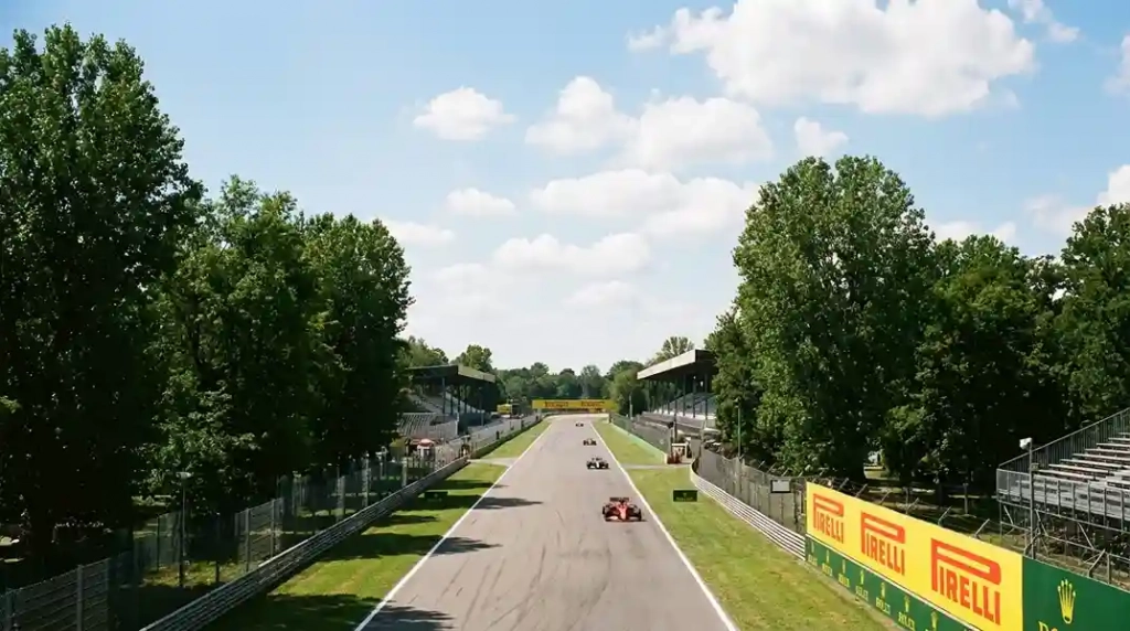 Current image: Vue panoramique du circuit de Monza avec la longue ligne droite principale
