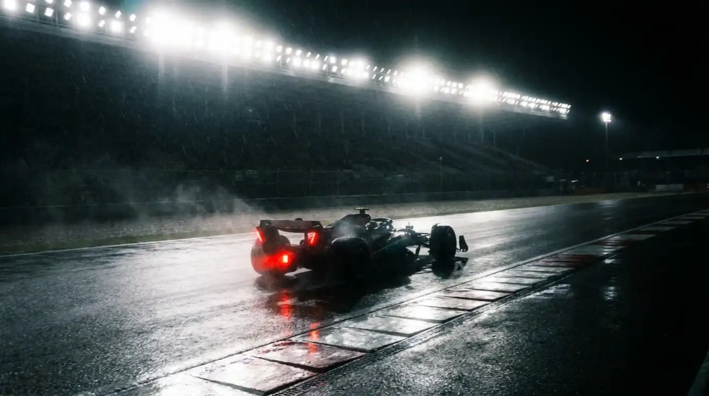 Current image: Pilote de F1 franchissant la ligne d'arrivée sous les projecteurs