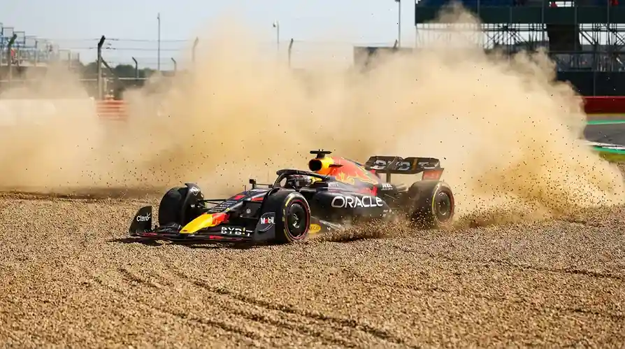 Current image: Monoplace de F1 en tête-à-queue dans un bac à gravier lors d'une course