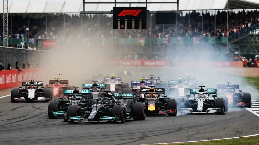 Current image: Départ serré d'une course sprint F1 avec les monoplaces roue contre roue