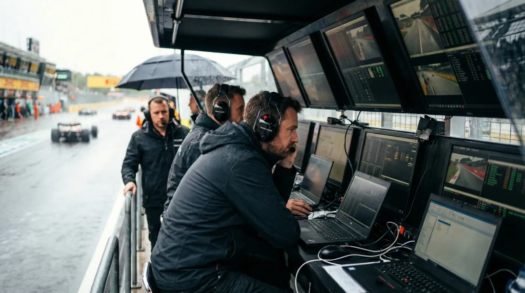 Current image: Ingénieurs F1 sur le muret des stands surveillant les écrans de course